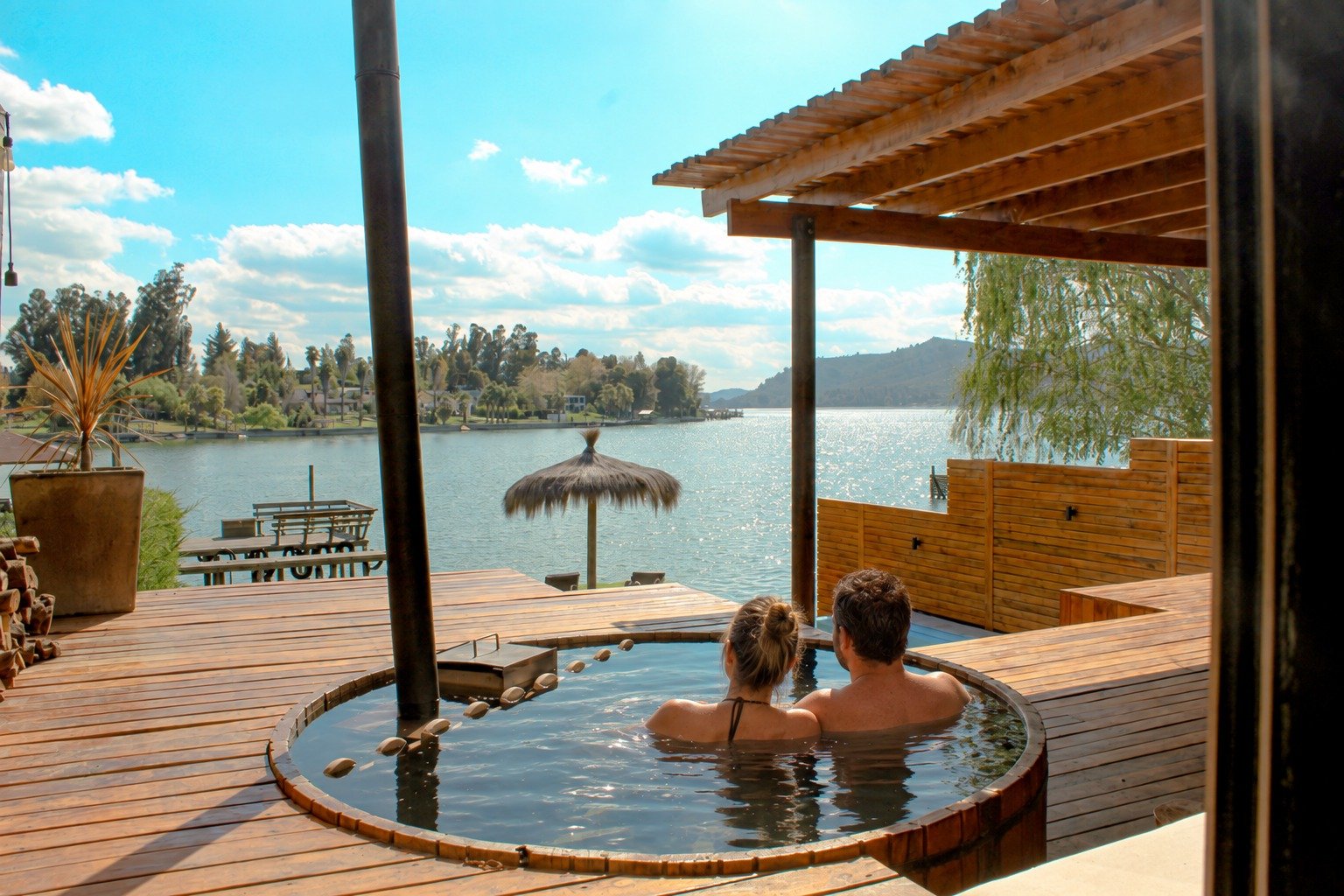 Pareja en el hot tub de la casa frente al Lago Rapel