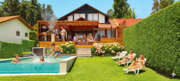 Casa de arriendo Orilla Lago Rapel con familia: niños saltando a la piscina, padres en reposeras, parrilla en la terraza
